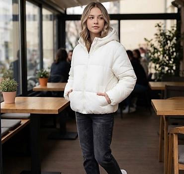 idman sort: Uwagcun üçün ağ rəngli qışlıq pufik kurtka - Model: qısa, kapüşonlu — 1