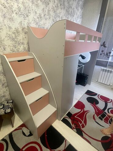 двуспальная кровать с подъемным механизмом: Детский кровать с рабочей зоной и лестницей-комодом. Кровать выполнена