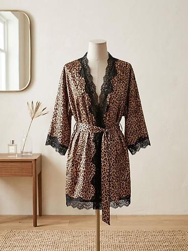 ev başmaqları: Leopard naxışlı qadın xalat - Model: qısa kəsim, dizdən yuxarı - — 1