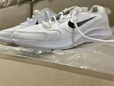 обувь белая: Продаю Найки Производство 🇻🇳 Вьетнам… Один раз одели оказалось жмут