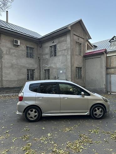 camry 2005: Honda Fit: 2002 г., 1.3 л, Автомат, Бензин, Хэтчбэк — 4