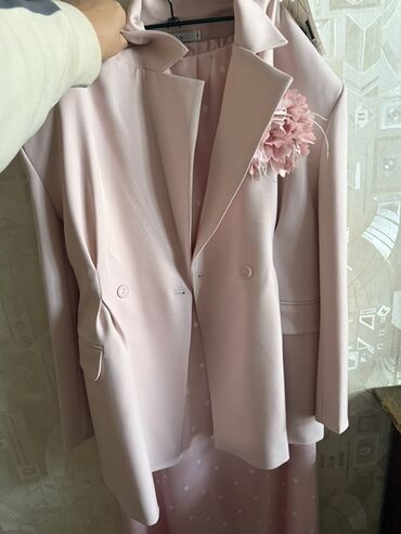 дорогие пуховики женские: Женский комплект в нежно-розовом цвете: - Приталенный жакет на