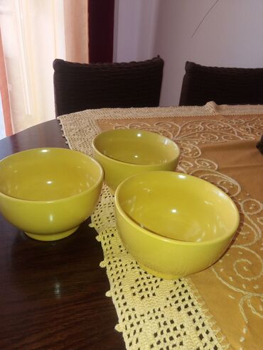 Kuhinjska oprema: Tri keramičke činije. žute. Visina 9 cm,pfečnik 14 cm