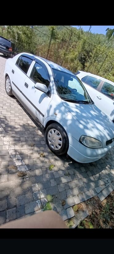 opel suret qutusu: Opel Astra model avtomobil, ağ rəngdədir və geniş baqaj hissəsinə
