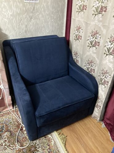 функциональные кровати для дома: Мягкое кресло глубокого синего цвета с удобными подлокотниками