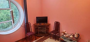 полки в аренду: Посуточный двухместный номер с Wi-Fi, TV и санузлом с горячей водой - — 2