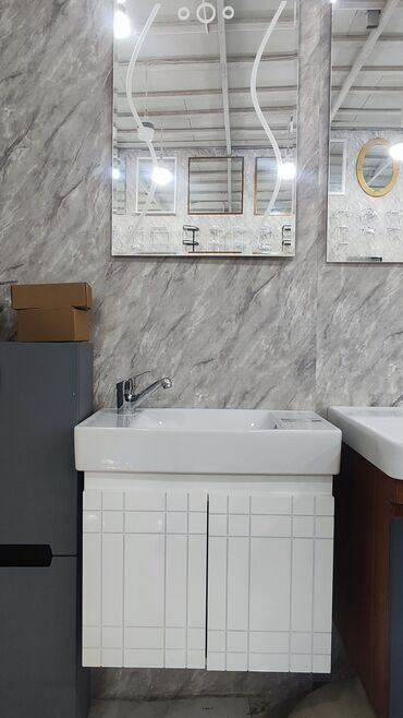 Ev üçün digər mebel: Ağ rəngli keramika lavabo, inteqrasiya olunmuş xrom kranı ilə təchiz