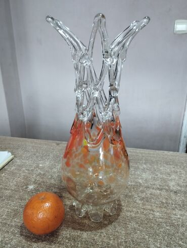 ваза прозрачная: Винтажная ваза из цветного стекла высота 30 см.,цена 500 сом