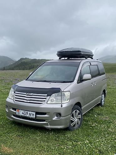 сидения авто: Toyota Noah: 2003 г., 2 л, Автомат, Бензин, Минивэн — 1