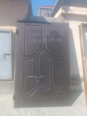 təbaşir: Metall qapı – tək qanadlı, qara rəngdə, dekorativ relyef panellərlə — 2