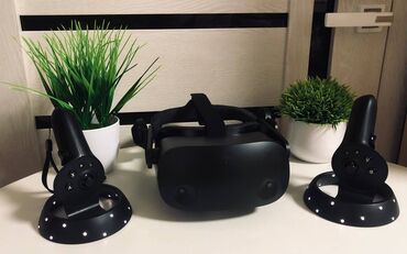 360 очки: Черный VR-шлем Oculus с двумя контроллерами. Эргономичный дизайн шлема