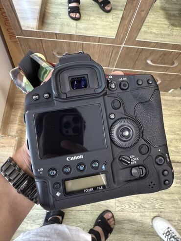 Fotokameralar: Canon EOS-1D X Mark III professional DSLR gövdə. Canon 24-70mm F2.8 — 3