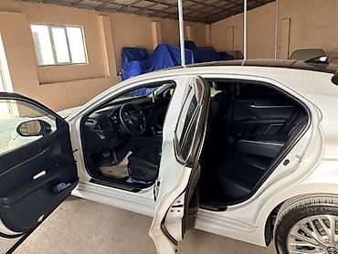 yan guzguler: Toyota Camry – ağ rəng, sedan, son nəsil •VİP TAKSİ XİDMƏTİ. Yerli və — 3