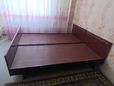 Двуспальные кровати: Двуспальная кровать из дерева тёмно-коричневого цвета. Имеет изголовье