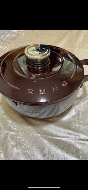 шкаф для документов с замком: Чугунная кастрюля от SMEG с эмалированным покрытием и плотно