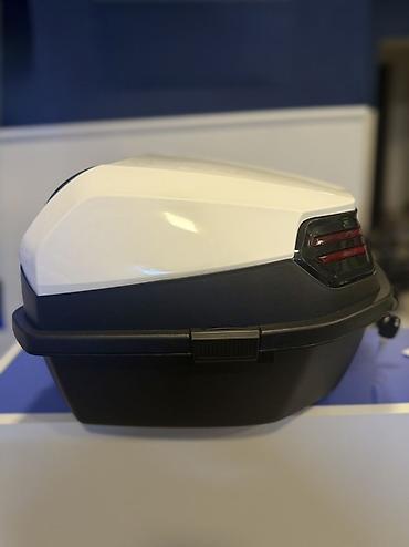 Ehtiyat hissələri: Moto skuter arxa baqaj qutusu (top case) - Rəng: ağ üst qapaq + qara — 2