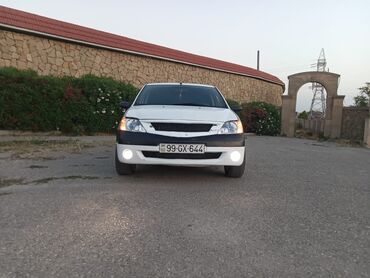 Renault: Model: Renault Logan (sedan) Xüsusiyyətlər: - Kuzov: ağ rəng, qara