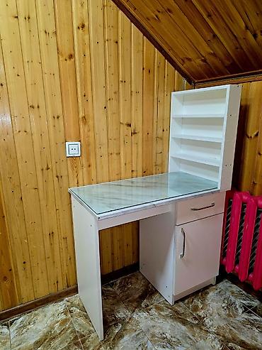 Sifarişlə ev mebeli: Künc masa, Stulsuz, Polkalı, Siyirməli, MDF — 1