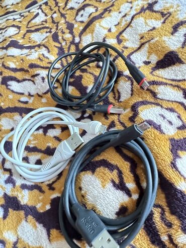 Кабели подключения: Набор из трех кабелей USB различных типов. Включает в себя кабель