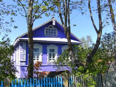 продаю дом город балыкчы: Отдельно стоящий деревянный дом, окрашенный в насыщенный сиреневый