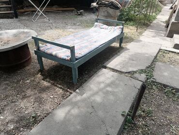 односпальная кровать с матрасом бишкек: Продаю кровати 3шт и матрац 2шт. Кровати деревянные. Размер 0.8 *1.9