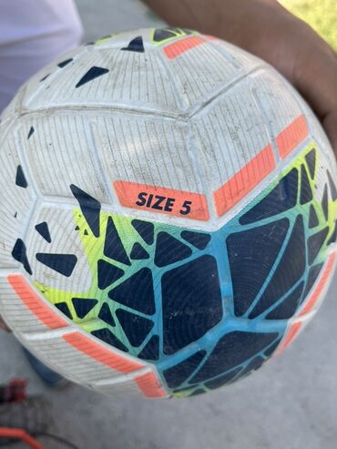 İdman döşəkləri və xalçaları: FIFA tərəfindən təsdiq edilmiş, ölçüsü 5 olan "Nike Merlin" futbol