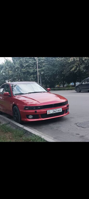 аутлендер оутлендер аиртрек айртрек: Представляем красный седан Mitsubishi Galant, припаркованный на