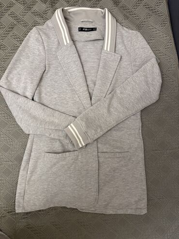 Pencəklər: Qadın üçün idman-klassik üslubda boz jaket/kardiqan. Təzədi demək