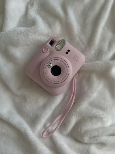 korpuslar: Korobkasizdir Fujifilm Instax mini 12 — pastel çəhrayı rəngdə instant
