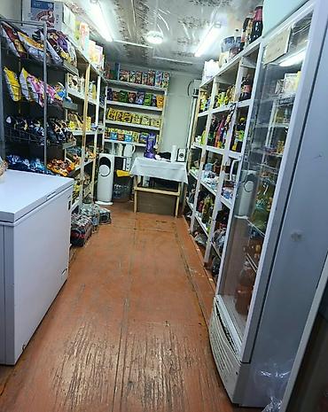 выбор: Продуктовый мини‑магазин/ларёк Описание: - Небольшой павильон формата — 3