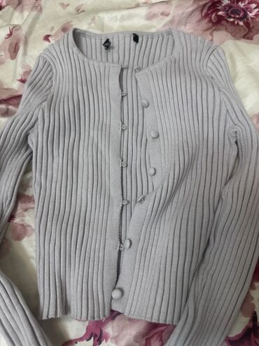 yasəmən ətri: Açıq bənövşəyi rəngli, uzunqol, düyməli jaket. Qabırğalı toxuması və