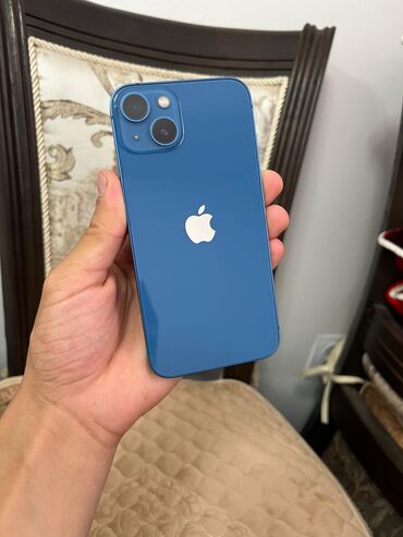 Apple iPhone: IPhone 13, Б/у, 128 ГБ, Синий, Зарядное устройство, Защитное стекло, Чехол, 84 %