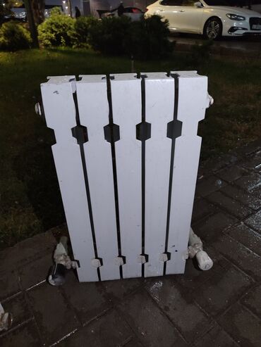 радиаторы отопления: Секционный радиатор отопления (настенный), белый. - Материал: металл