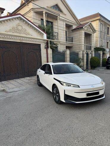 Avtomobil salonu üçün digər detallar: Elektrik krossover salonu – modern texnologiya və komfort - Panorama — 15