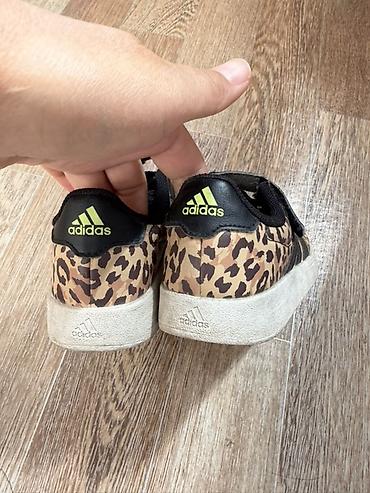Детская обувь: Детские кроссовки Adidas с леопардовым принтом. - Бренд: Adidas — 2
