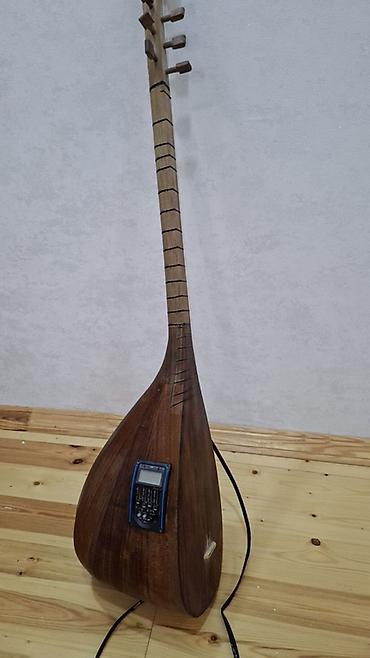 Саз: Elektro saz — akustik-elektrik xalq aləti İdeal vəziyyətdədir . Çox az — 3