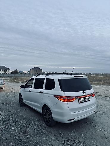бид юань: Белый 7‑местный минивэн/универсал. Changan Auchan A600 EV Каропка — 6