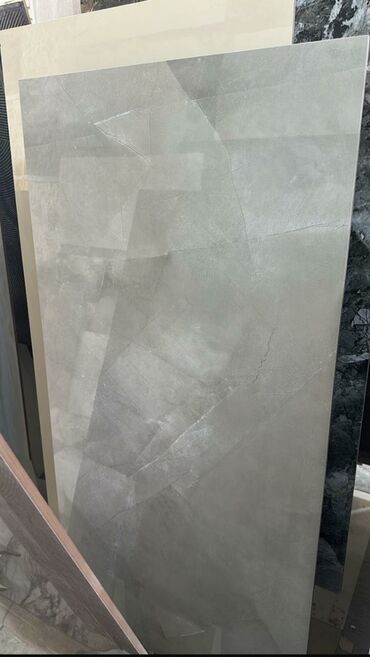 Kafel və metlax: Boz beton effektli iri ölçülü kafel/porcelain plitə - Rəng və dizayn