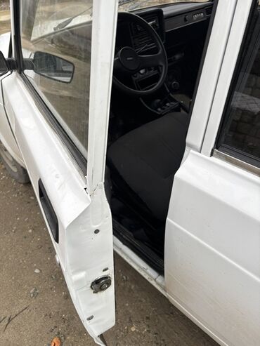 VAZ (LADA): LADA klassik model (sedan) – ağ rəngli, ön hissədə yerləşən benzin — 8