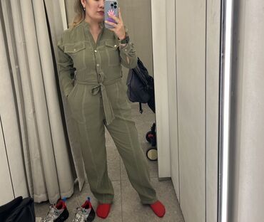 шапочки с надписями: Женский комбинезон Zara(оригинал) - Фасон: длинный рукав, прямые