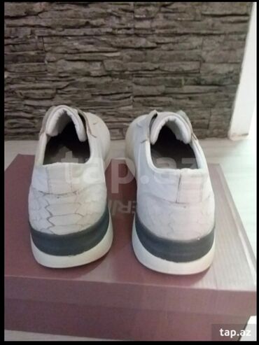 Ayaqqabılar: Məhsul: Kişi ayaqqabıları – 2 cüt, qəhvəyi rəng 1) Klassik slip-on — 15