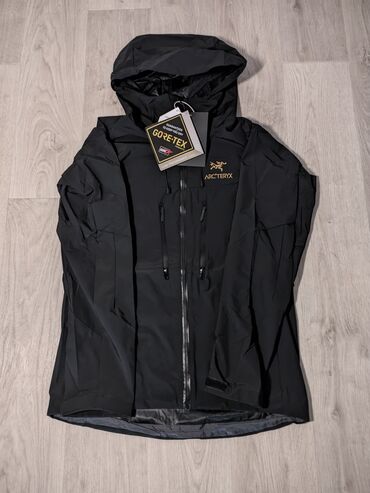 пуховик тёплый: Водонепроницаемая ветровка Arc’teryx — лучший выбор для дождливой и