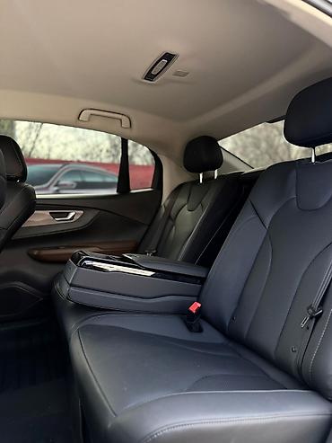 Другие детали салона: Автомобиль — кроссовер полноразмерных сидений. - Отделка — 1