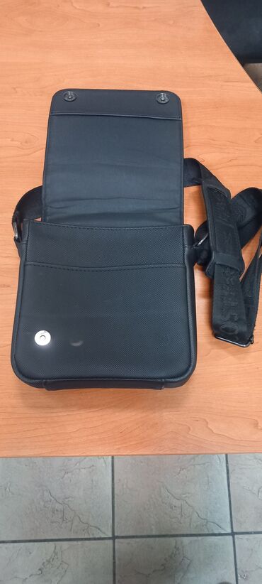 Torbe: Torbica kvalitetna očuvana fali joj 1 driker. Lacoste torbica — 3