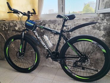 Panther markalı bu qara rəngli dağ velosipedi, yaşıl vurğularla