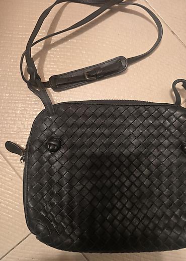 valentino lilly: Torba crne boje, prirodna koza. Koža je kao tkana intrecciato — 10