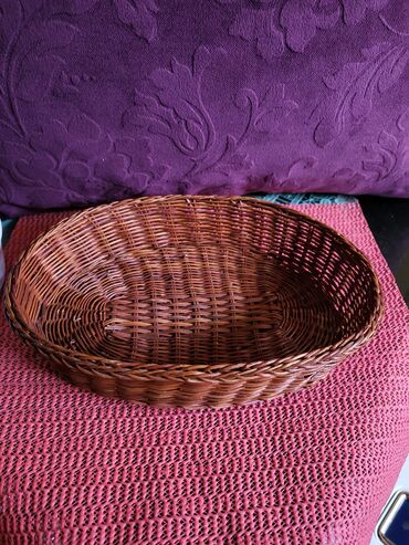 Činije: Porcelanska nova cinija-posuda sa korpom. Visina. 6cm. Duzina — 9