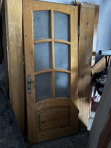 Qapılar və aksessuarlar: Ağac qapı, şüşə panelli dizayn. - Material: təbii ağac (şam — 1