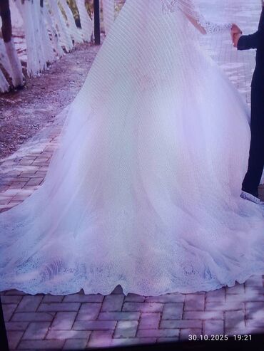 свадебные платья в бишкеке фото и цены: Свадебное платье, Со шлейфом, Пышное, Кружево, Б/у