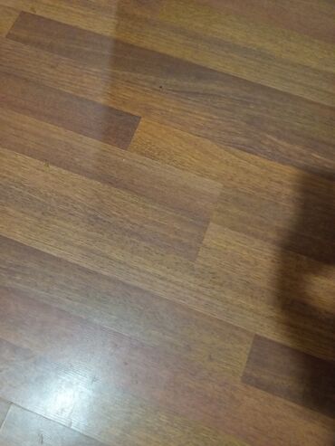 Потолок: Laminat döşəmə – taxta görünüşlü panellər - Material: laminat